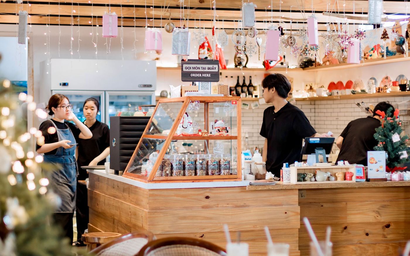 Equipe de restaurante organiza a operação enquanto clientes chegam para o feriado. — Foto: 🇻🇳🇻🇳Nguyễn Tiến Thịnh 🇻🇳🇻🇳 (Pexels)