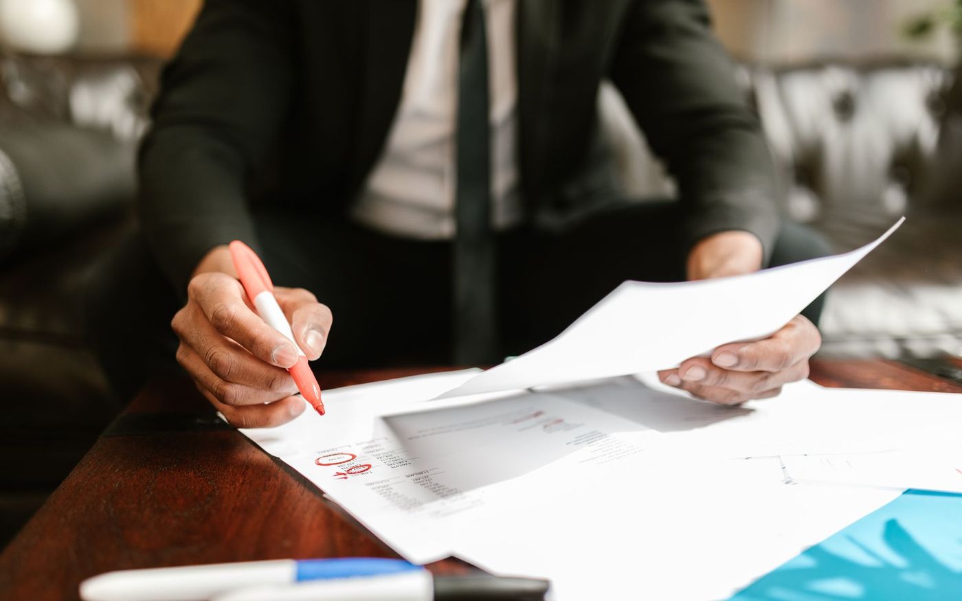 Gestor de restaurante analisa documentos e informações financeiras no balcão do estabelecimento. — Foto: RDNE Stock project (Pexels)
