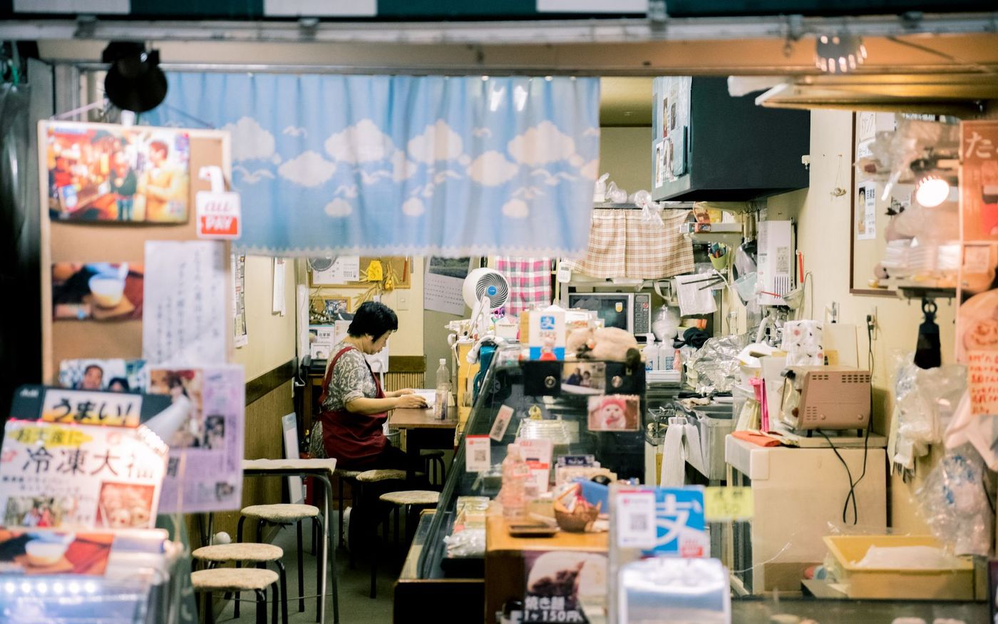 Gestor de restaurante analisa documentos e dados financeiros em uma mesa do estabelecimento. — Foto: Satoshi Hirayama (Pexels)