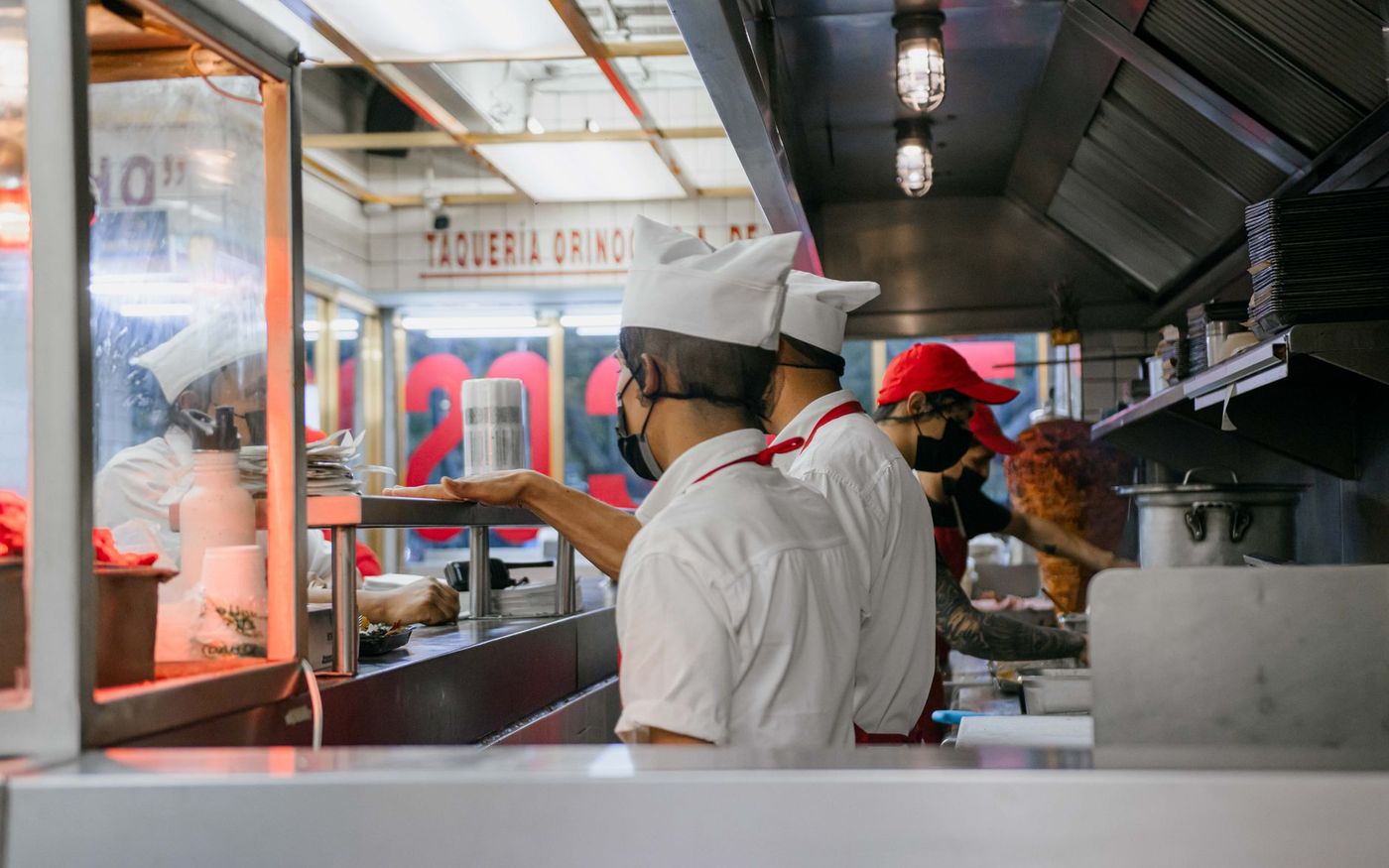 Equipe de restaurante organiza pedidos do salão e do delivery em uma cozinha movimentada. — Foto: Ali  Alcántara (Pexels)