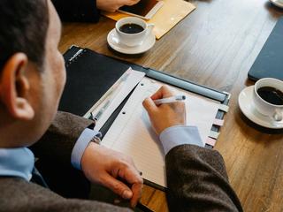 Dois mercados, uma decisão: para qual cliente seu restaurante trabalha?