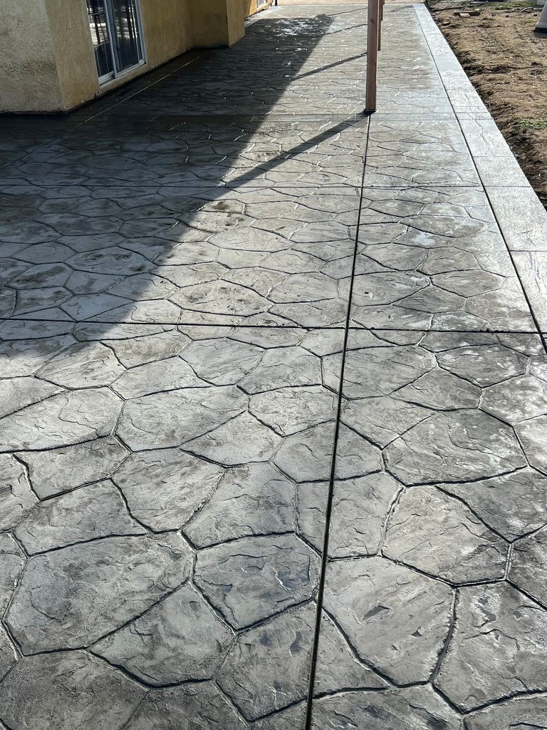 Stamped concrete patio with flagstone pattern