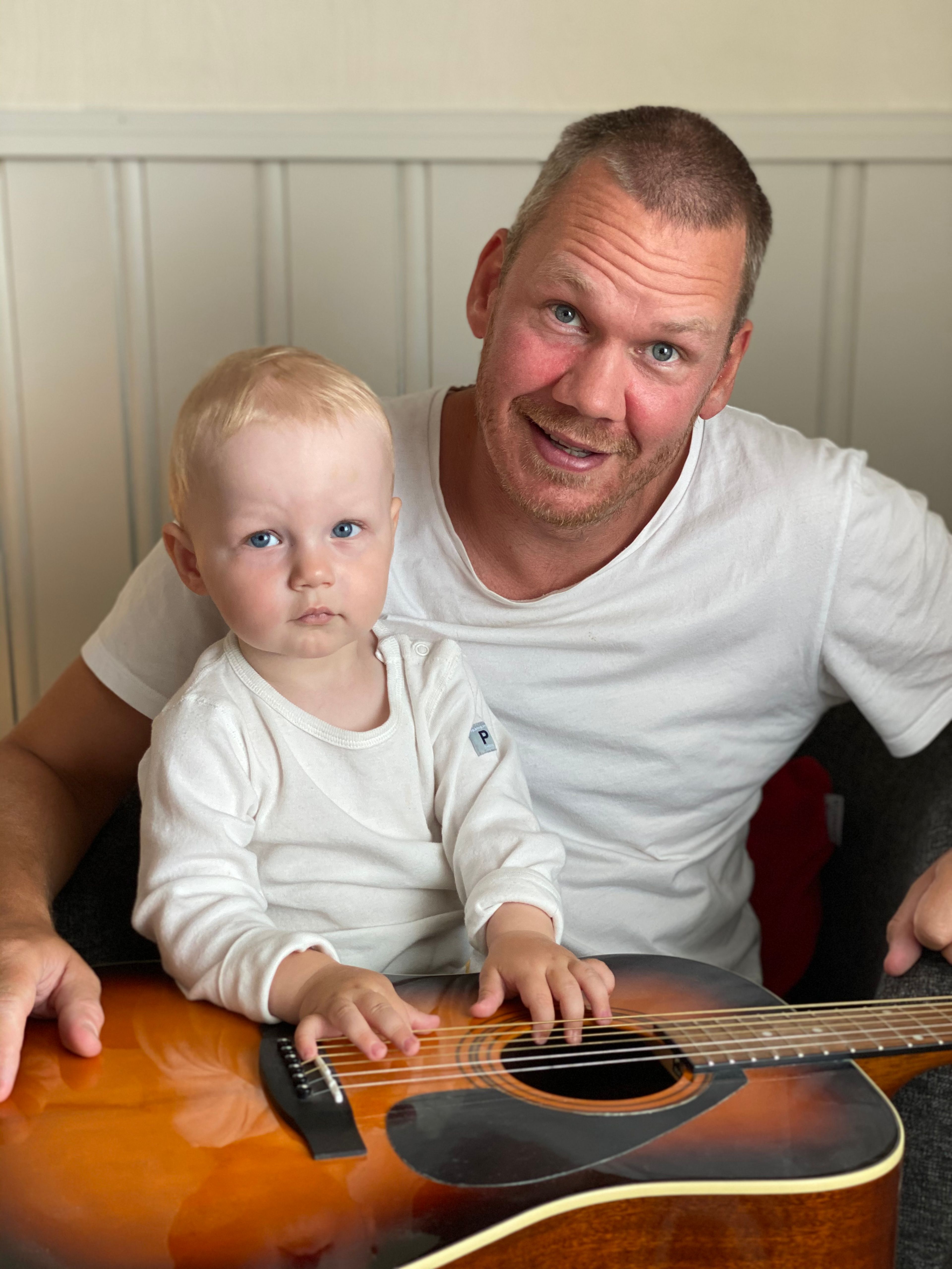 Far og sønn spiller gitar