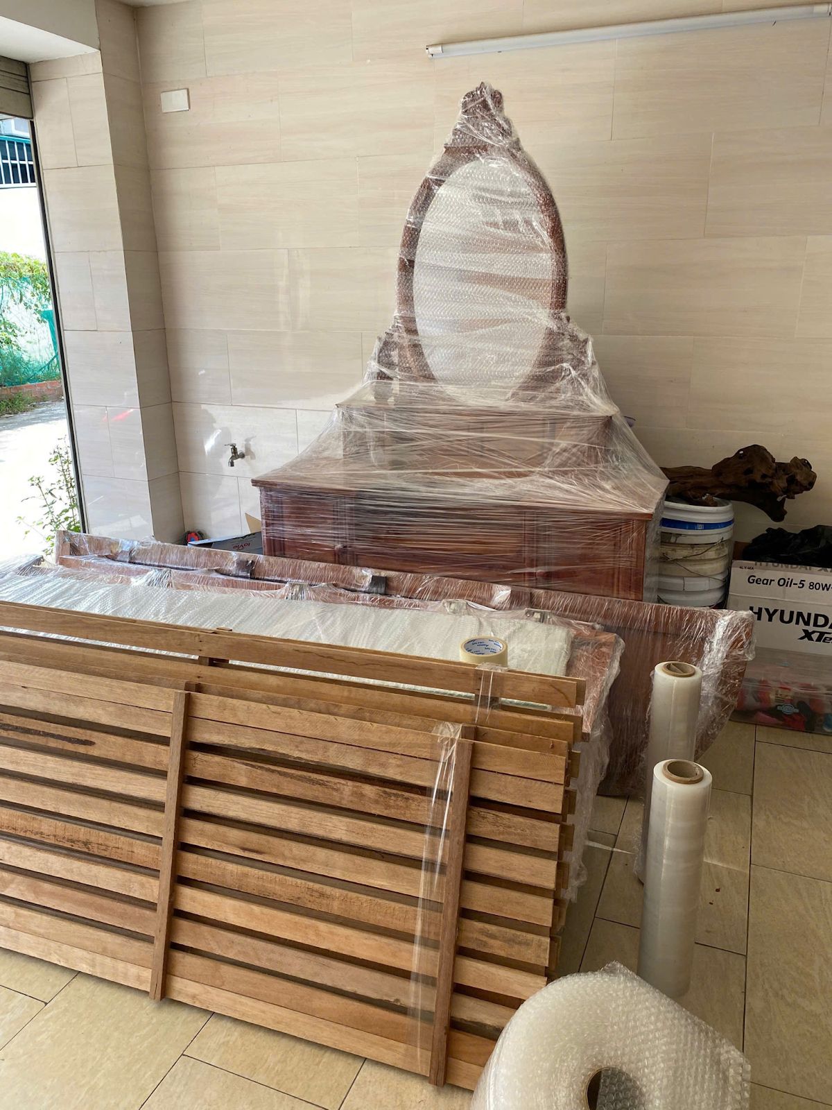 Đồ ít nhưng cồng kềnh – Nỗi lo “dịch vụ lớn không nhận, ship lẻ làm ẩu”