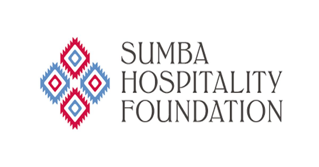 Logo de la Sumba Hospitality Foundation, quatre losanges à motif ikat rouges et bleus.