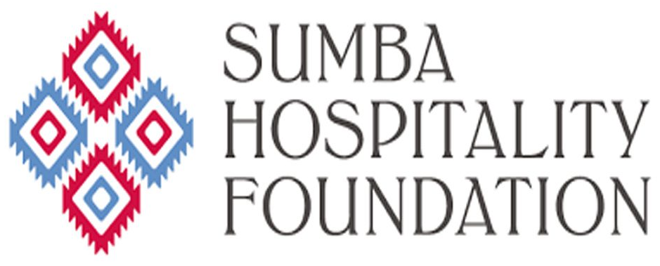 Logo de la Sumba Hospitality Foundation, quatre losanges à motif ikat rouges et bleus.