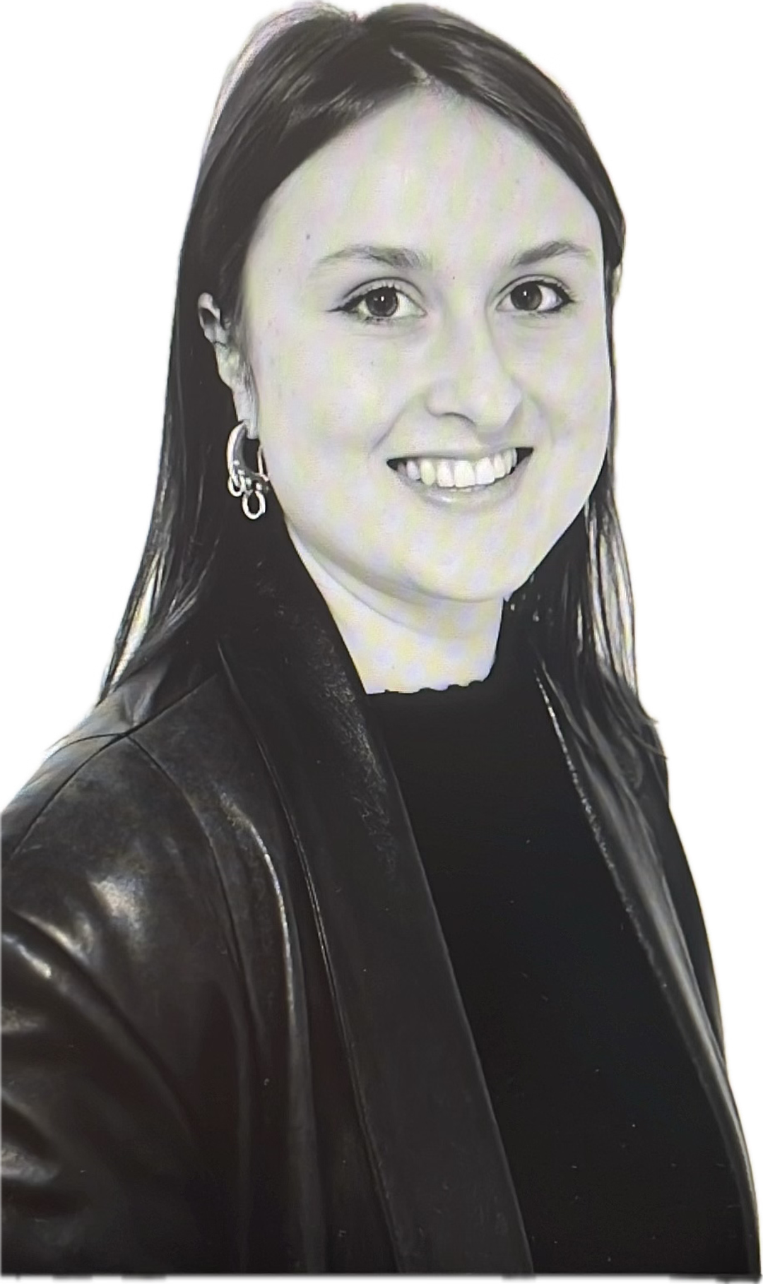 Camille Pouget, portrait en noir et blanc, souriante, en veste de cuir.