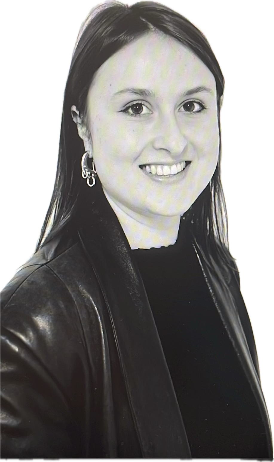 Camille Pouget, portrait en noir et blanc, souriante, en veste de cuir.