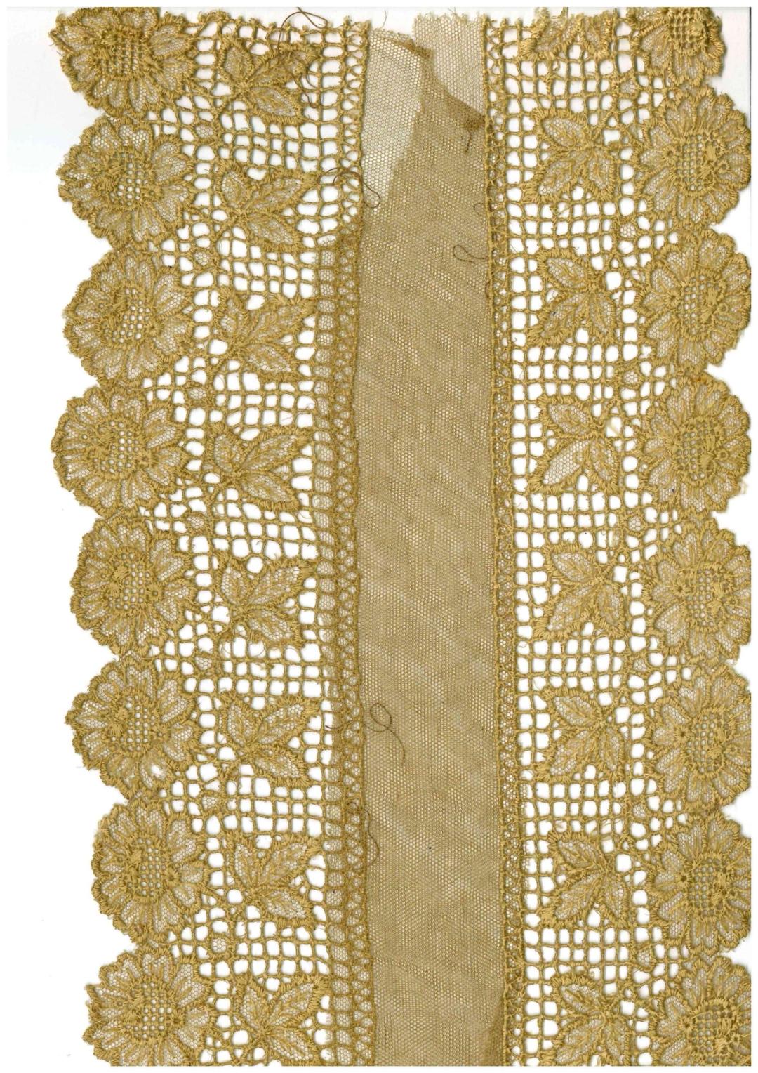 Bandes de dentelle à motifs floraux, en fil doré, montées sur tulle.