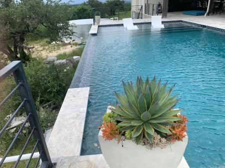 Is your Austin pool losing water? Downtown clay soil causes pool leaks. See why, plus expert pool leak detection and repair. 