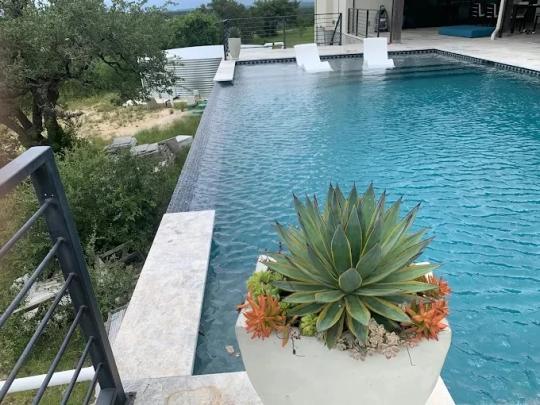 Is your Austin pool losing water? Downtown clay soil causes pool leaks. See why, plus expert pool leak detection and repair. 