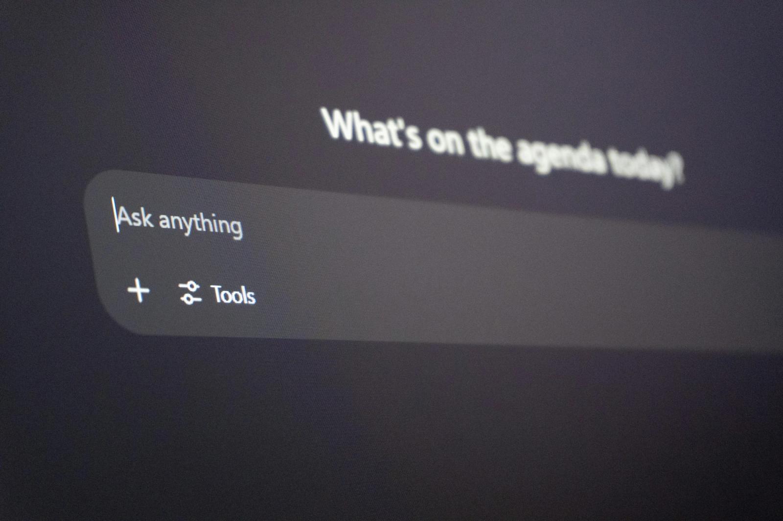Primer plano de la interfaz de ChatGPT en modo oscuro, con el campo «Ask anything» para iniciar una conversación.