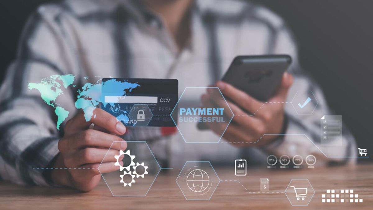 A person holding their phone making a sucessful payment using campground management systems
