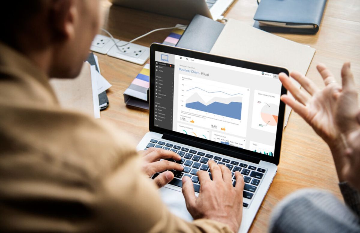 someone using their laptop to check the SEO of their website 