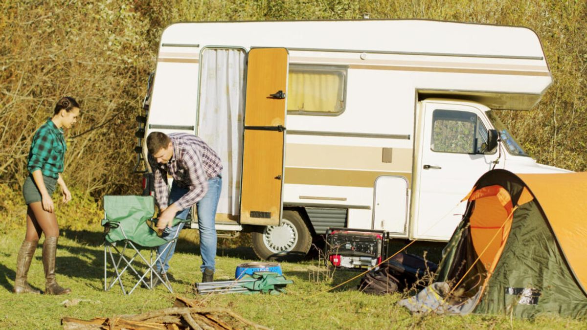 couple finding supplies in a whosale campground 