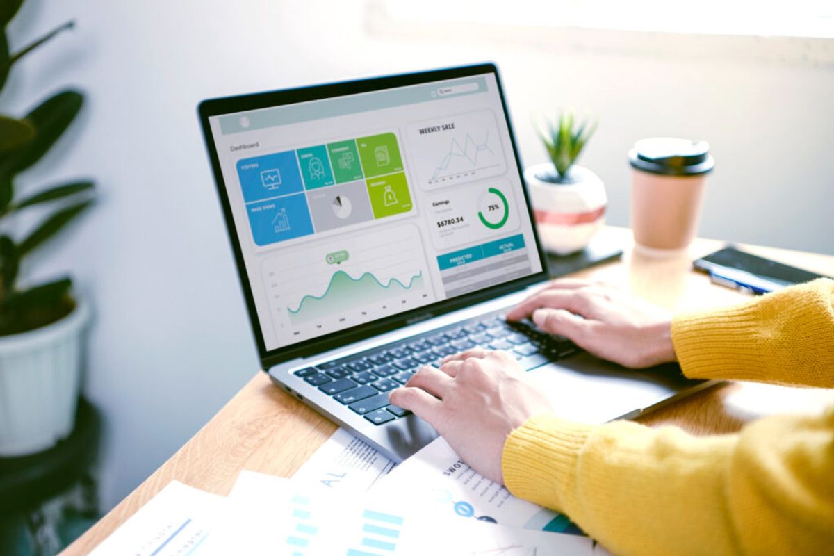 person using their laptop for SEO for campgrounds and RV parks 