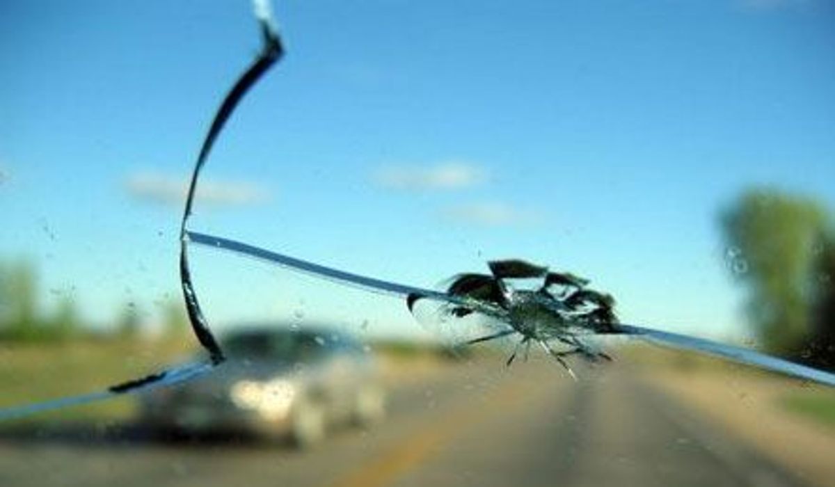 cracked-windshield