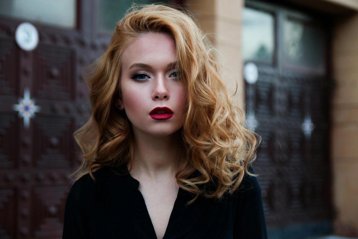 Sleek vs. Textured: How to Choose the Right Style for Your Face Shape