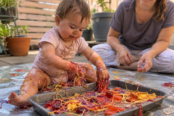 Why "Messy Play" is Crucial for Your Baby's Brain (And How to Survive the Cleanup)