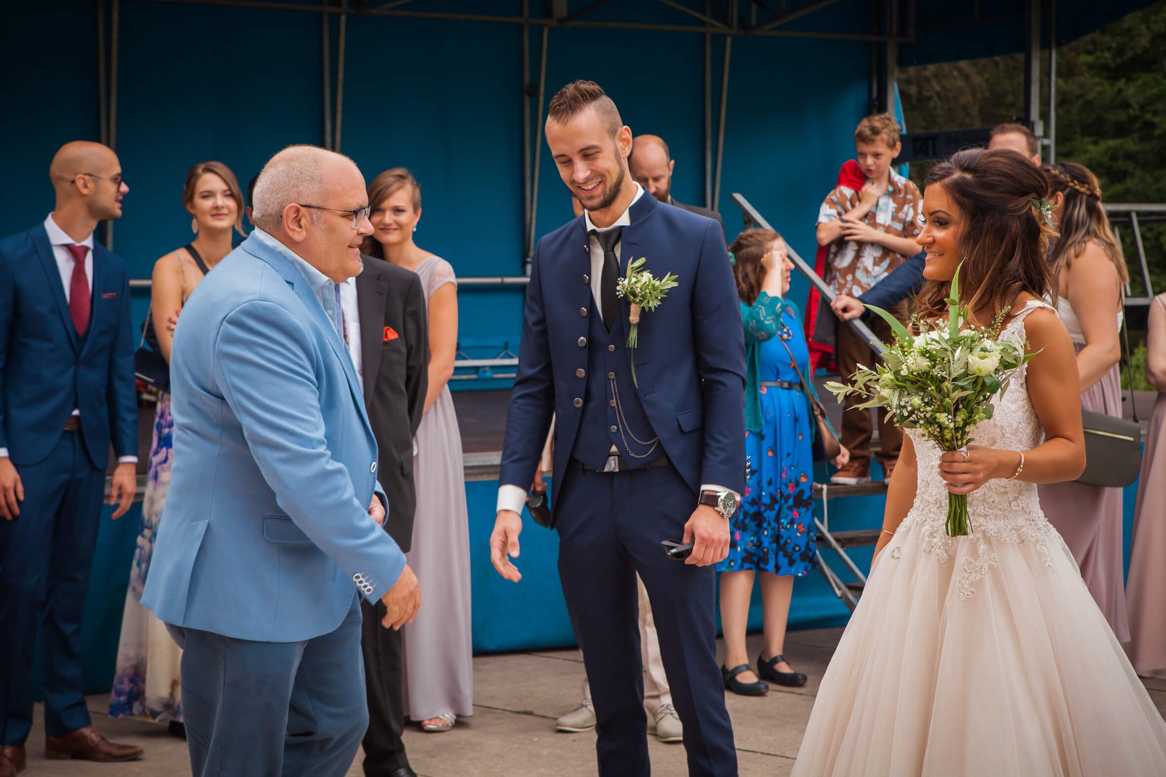 Missing alternative text