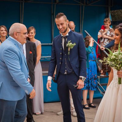 Missing alternative text