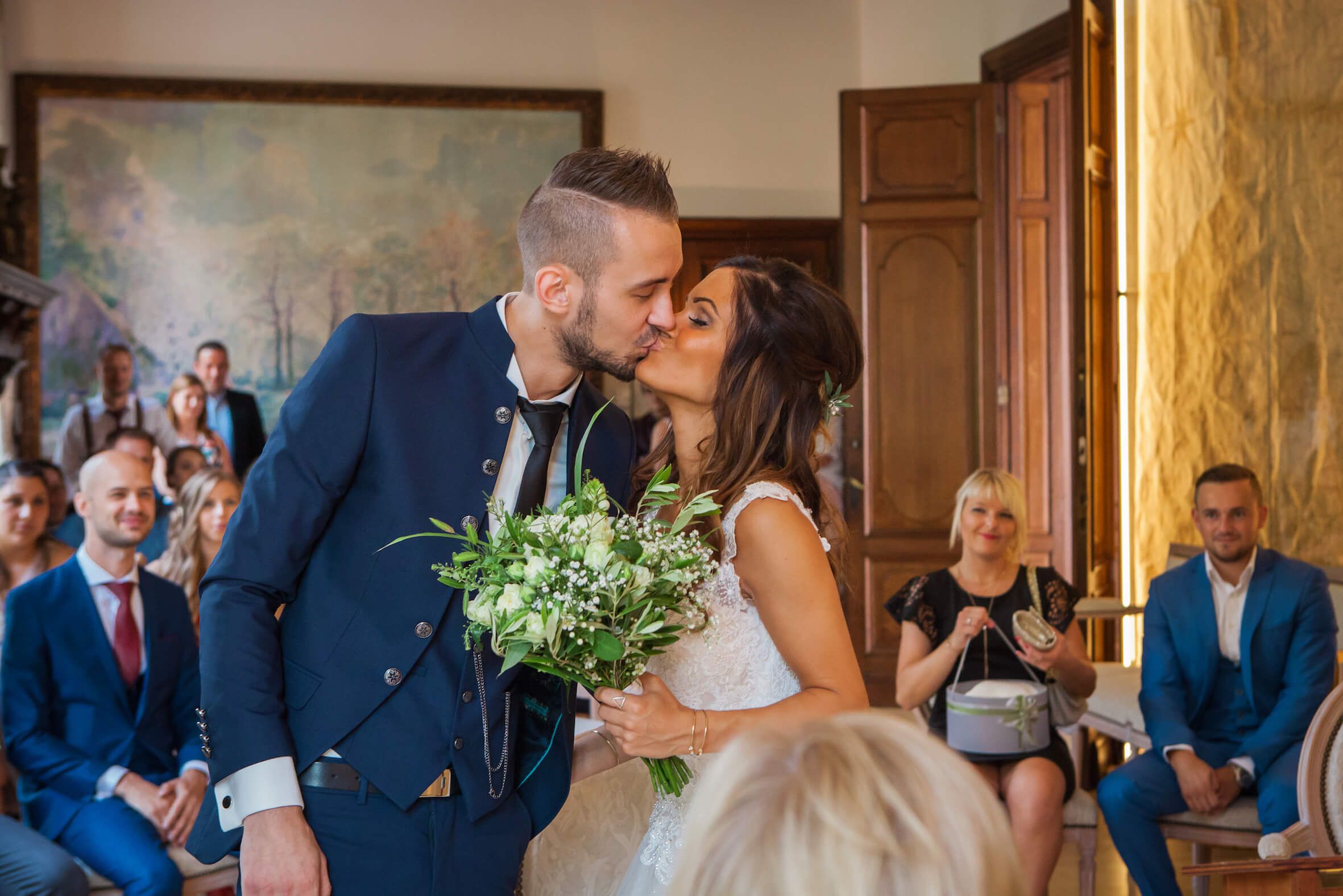 Missing alternative text