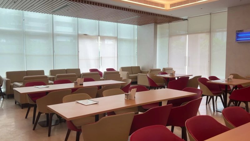 Case Study: A Cafe Sound System in a Glazed Clubhouse Restaurant