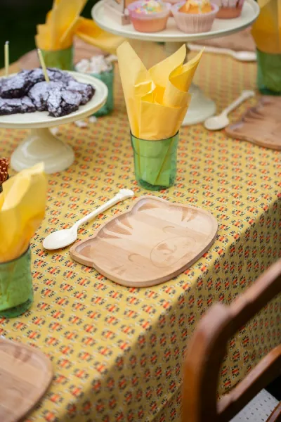 tigertallerken, tigerduk og kopp med gul serviett