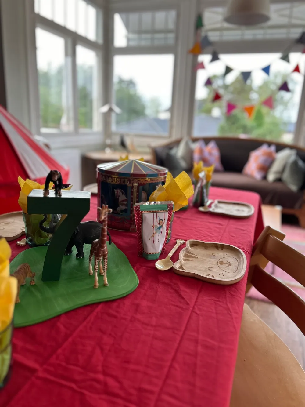 bursdagsdekorasjoner med sirkustema og vimpler i vinduet