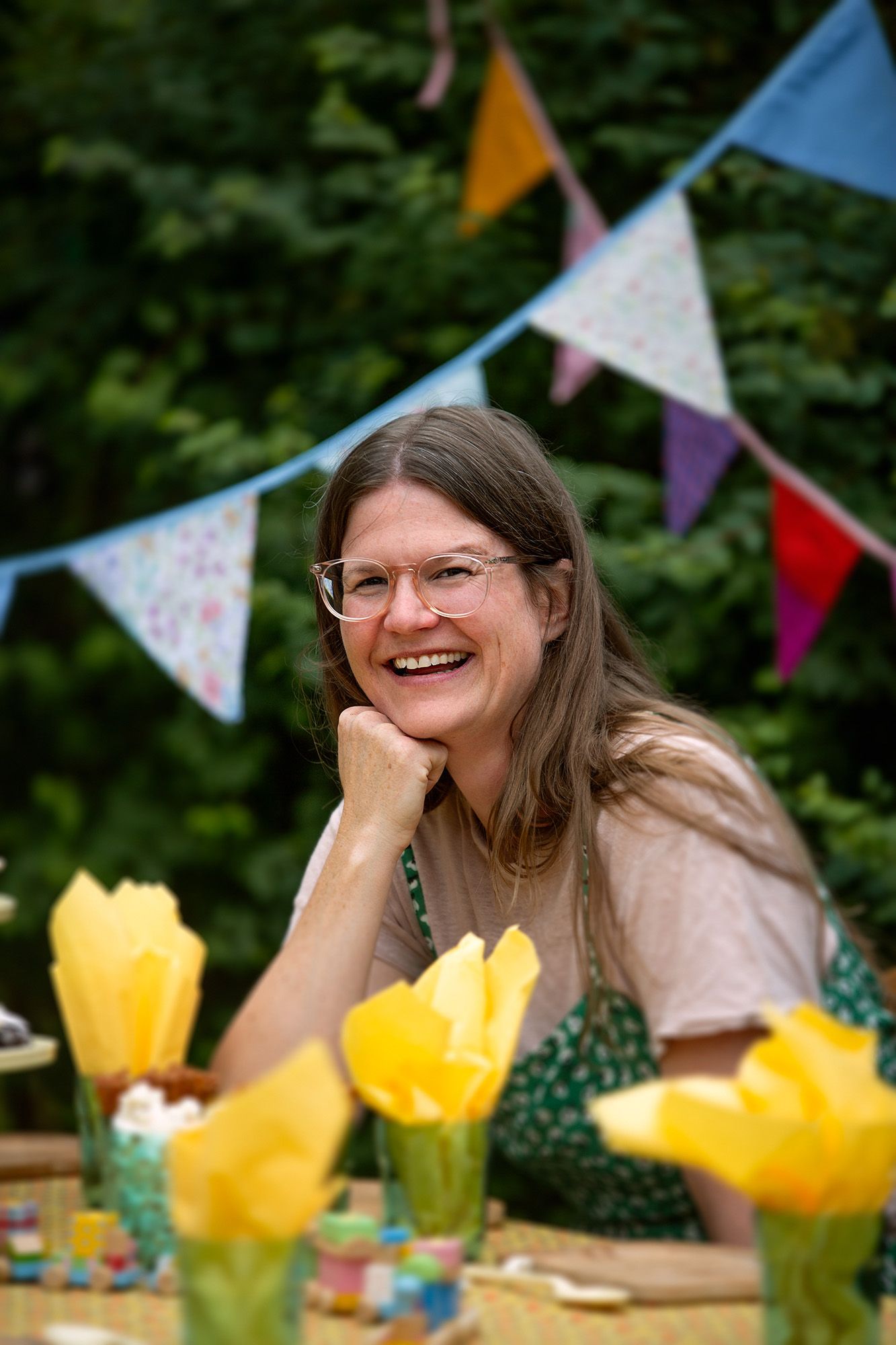 bilde av dame som smiler ved et pyntet bursdagsbord