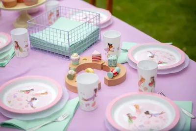 bursdagspyntet bord med bursdagsring alt i tema fe