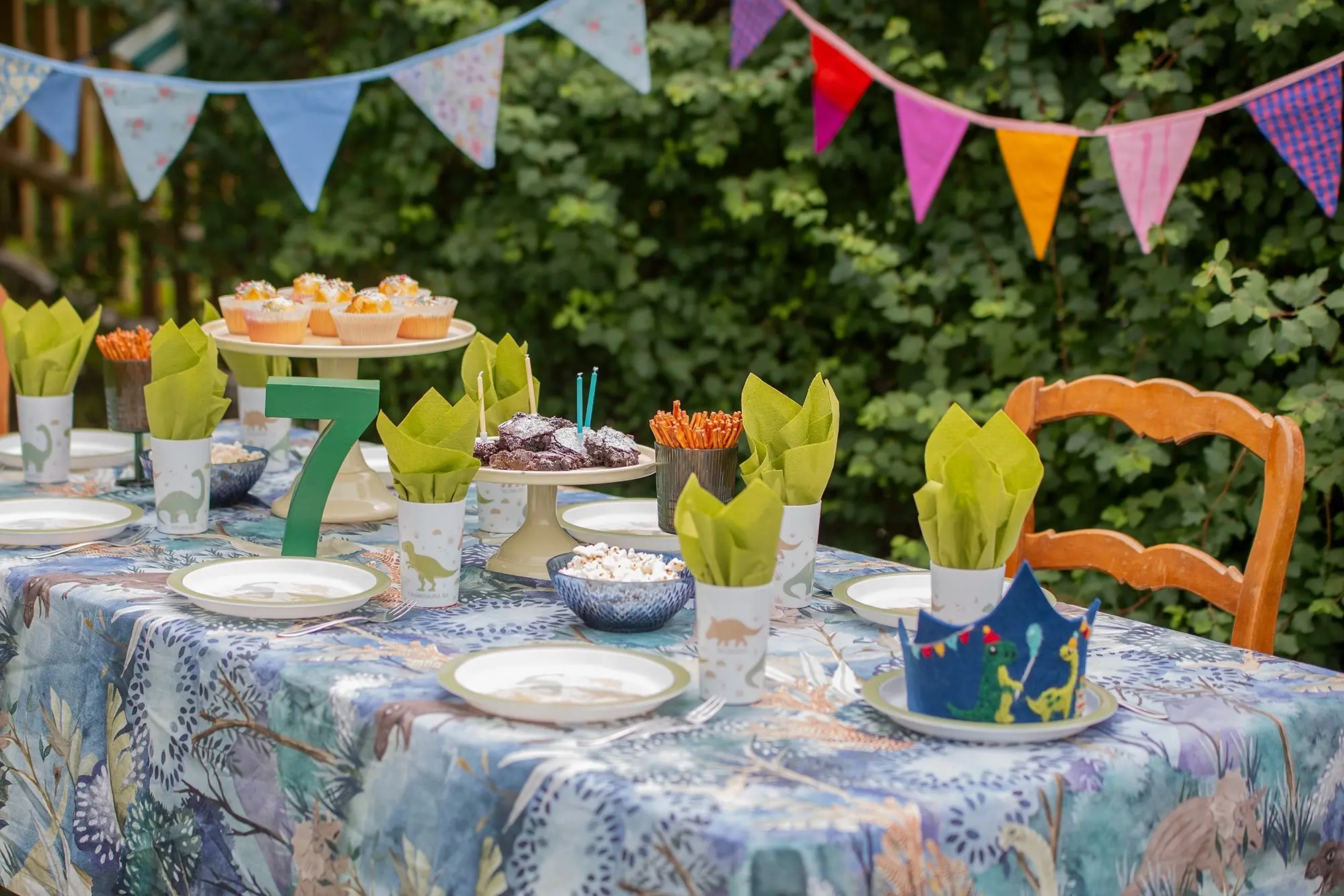 Et festdekket bord, klar for barneinnrykk