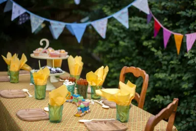 bursdagspyntet bord, vimpler og muffins på et kakefat