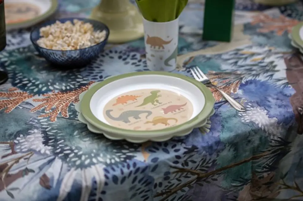 tallerken og kopp med dinosaur på