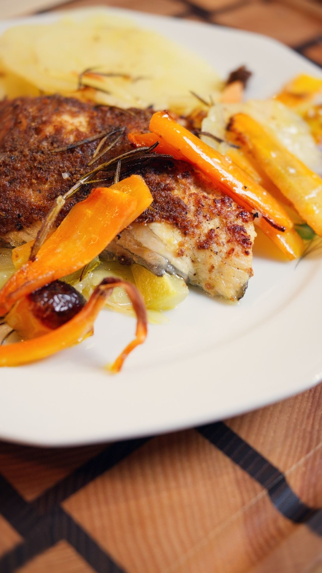 Filetto di orata al forno con crumble di olive e verdure arrostite