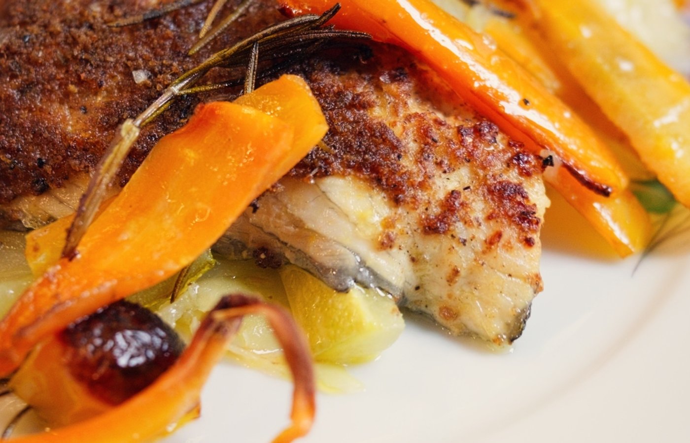 Filetto di orata al forno con crumble di olive e verdure arrostite