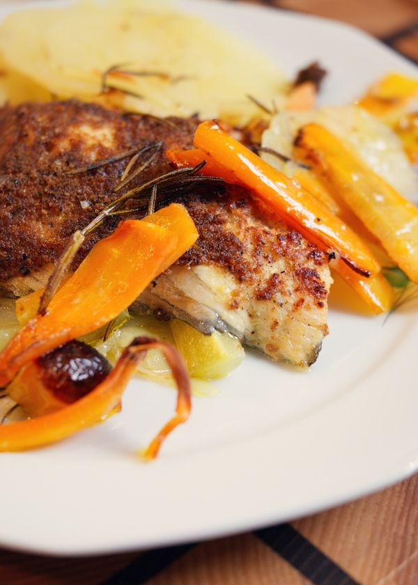 Filetto di orata al forno con crumble di olive e verdure arrostite