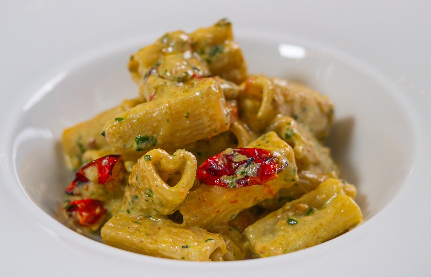Rigacuori al Pesto di Noci e Pomodorini Confit