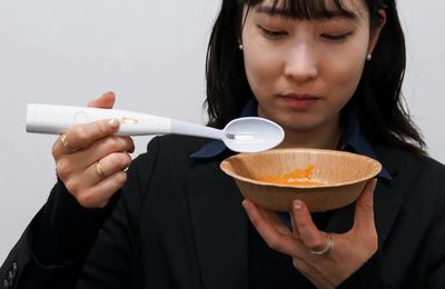 Posate elettriche: il cucchiaio di Kirin che fa percepire più sale senza aggiungerlo
