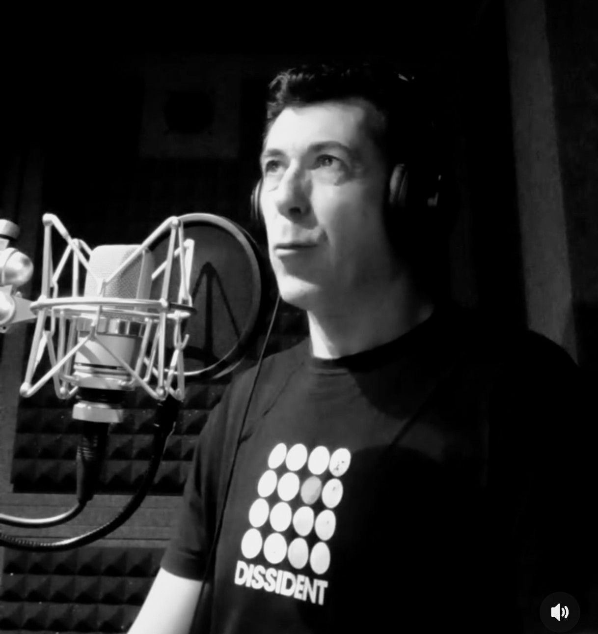 Roger Vidal gravant a l'estudi