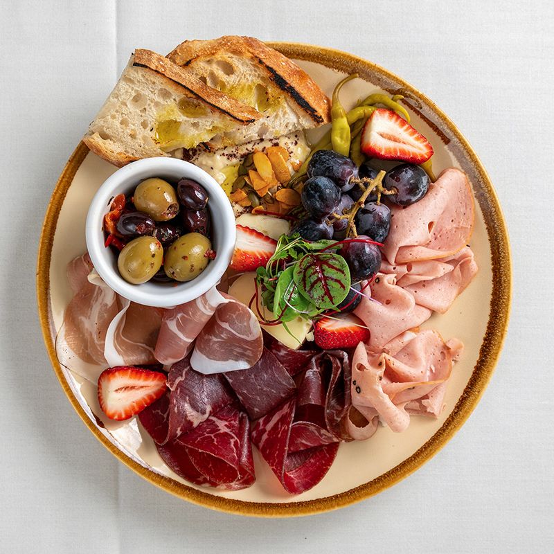 People with empty plates and some beers talking