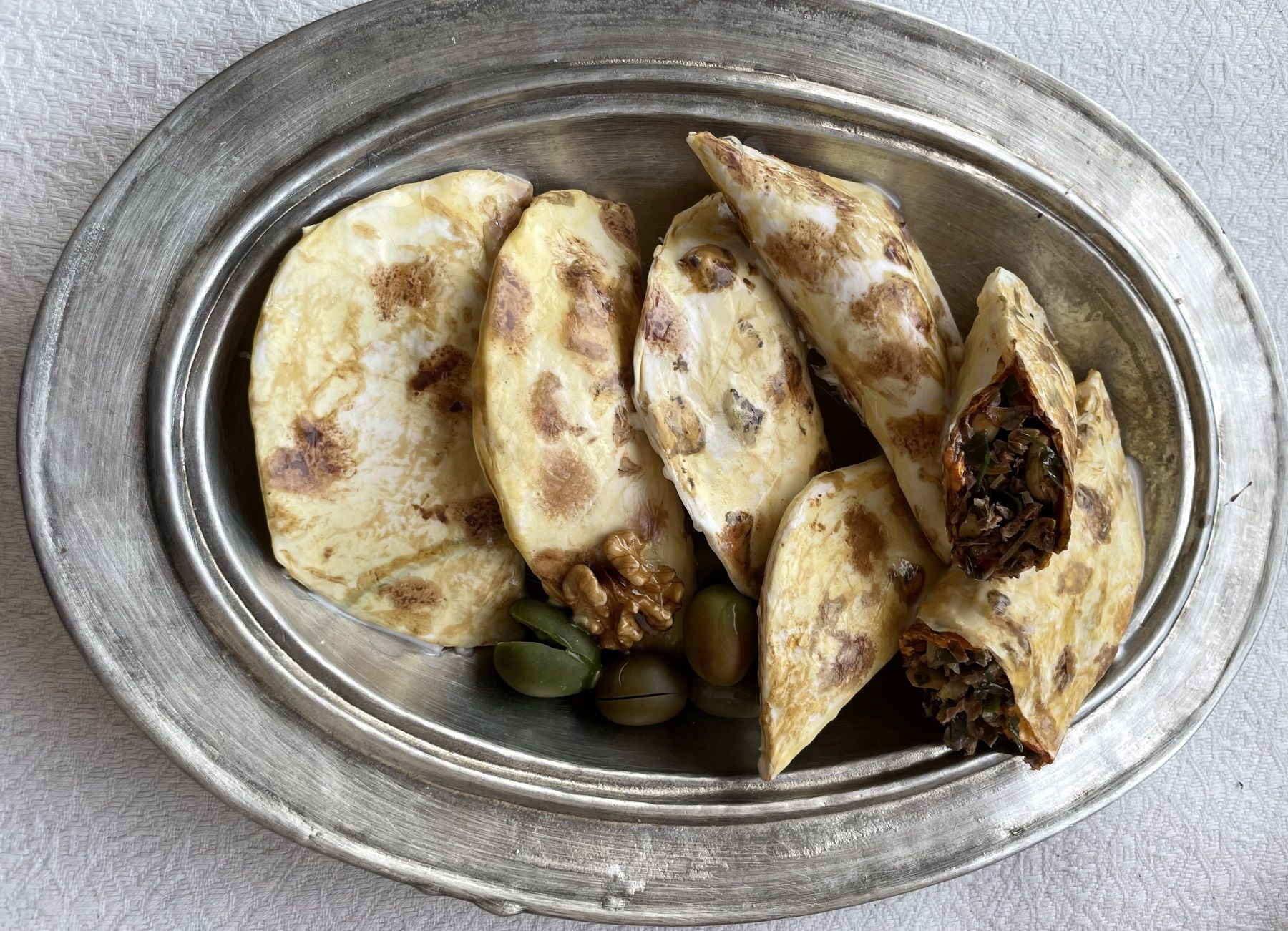 Su Böreği ve Zeytinli Börek — el yapımı yemek replikası