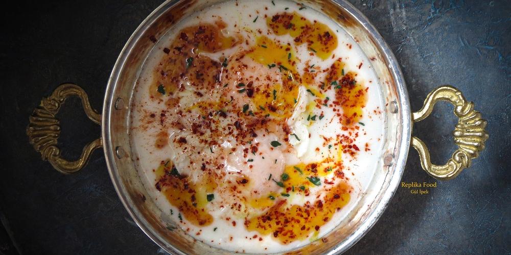 çılbır Yumurta.
Çılbır bir yumurta yemeğidir.,suya kırılan yumurta beyazı pişince tabağa alınır ve üzerine çırpılmış yoğurt eklenir ve onun üzerine özel yağ yapılır.
Çılbır yumurta Replikası çalışması .
Tamamı el yapımıdır.