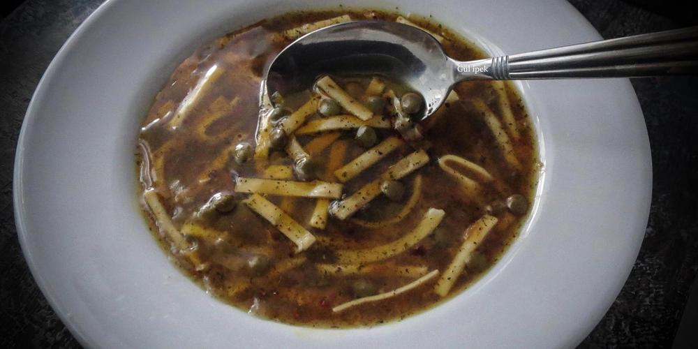 Geleneksel çorbalarımızdan çeşitli isimleri olan yemek replikasıdır .Yeşil mercimek ve el yapımı kesme erişte kullanılarak yapılan çorba yörelerin çoğrafya zenginliğine göre nohut veya et veya çeşitli bakliyatlar değişiklik gösterebilmektedir.
Sakala çarpan .
Dul avrat çorbası .
Bacaklı Çorbası .
Kesme aşı çorbası .
