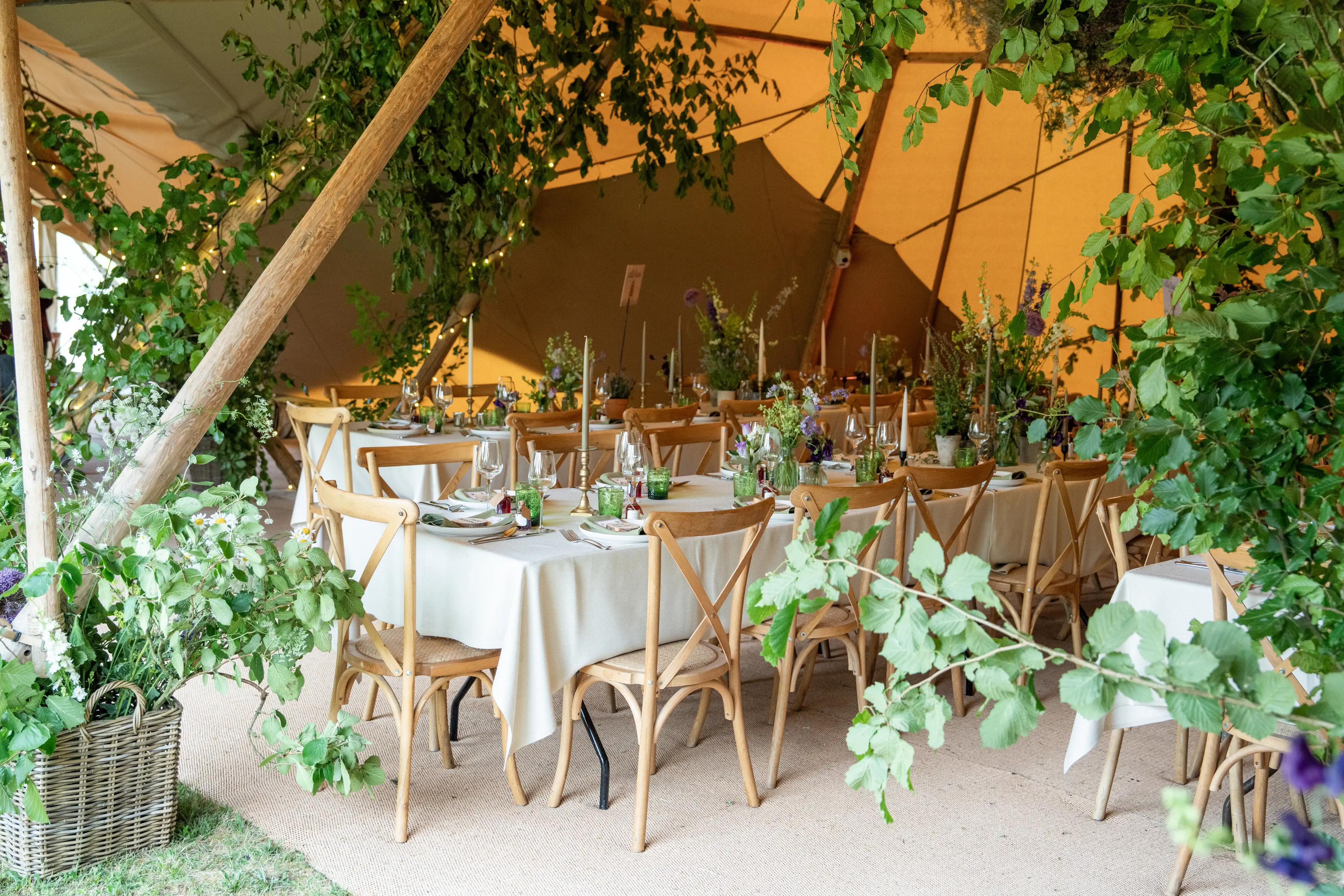 Table setting in a tipi