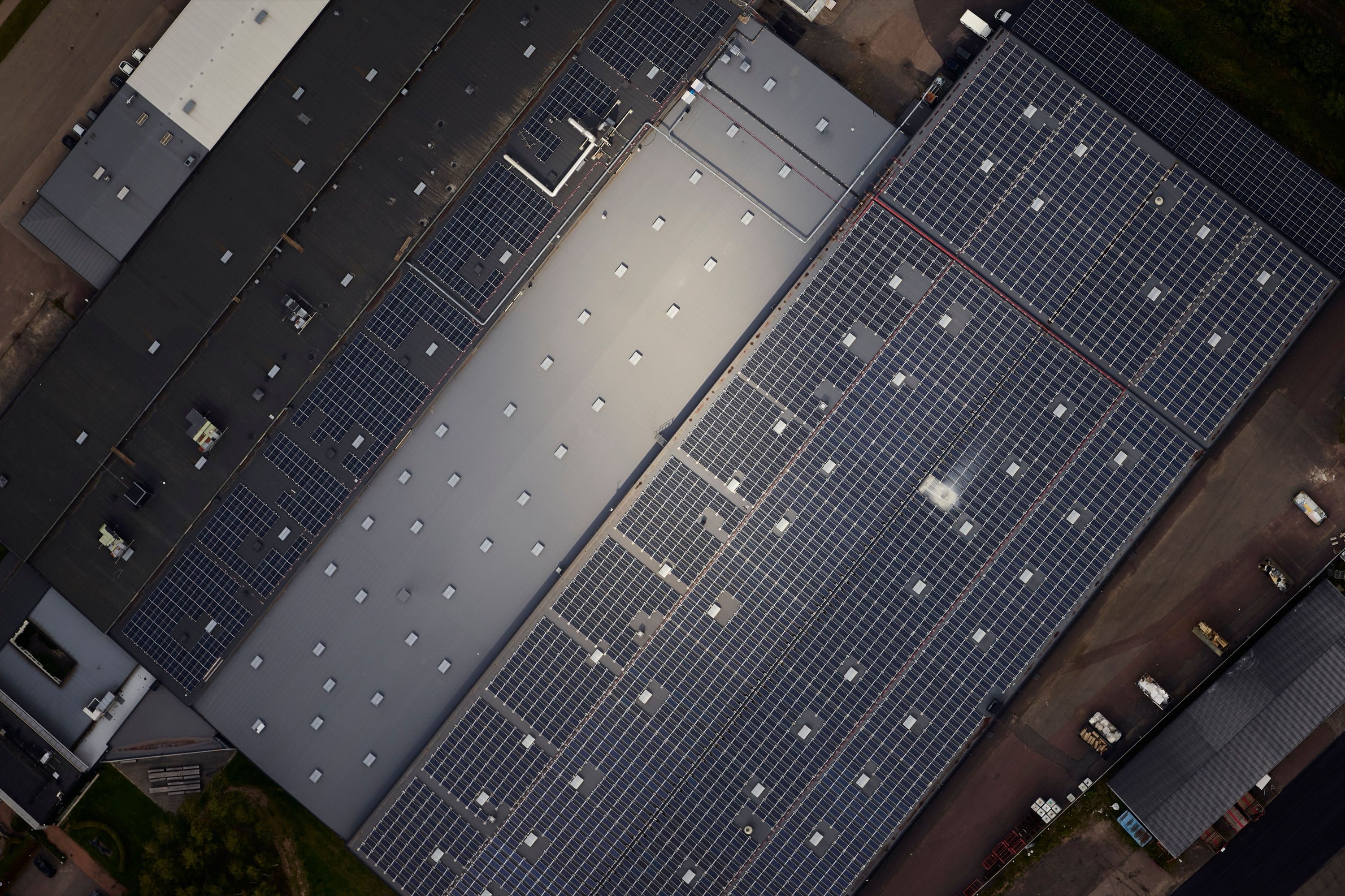 Vue aérienne de l’usine Lintex à Nybro, avec des panneaux solaires sur le toit