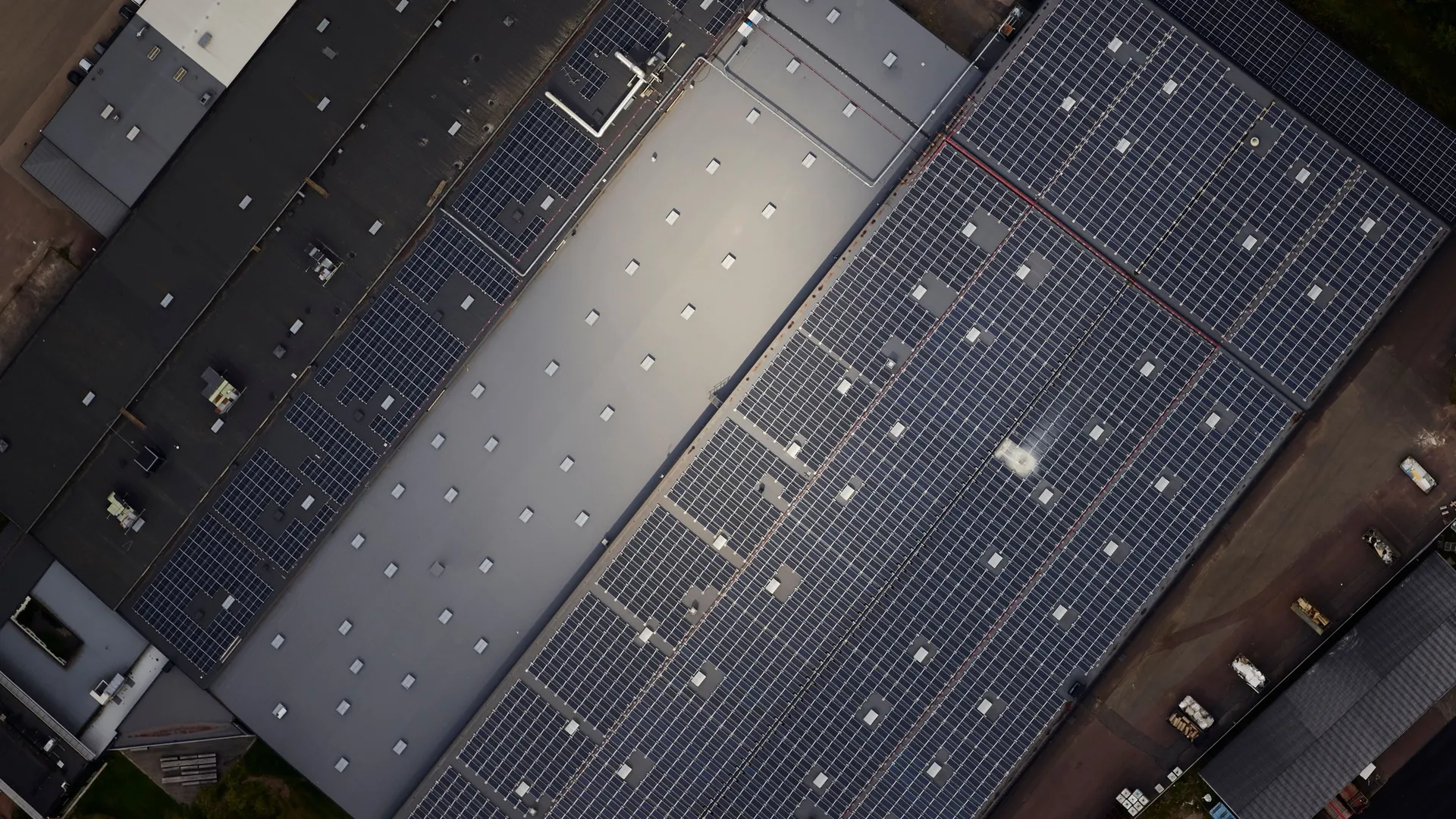 Vue aérienne de l’usine Lintex à Nybro, avec des panneaux solaires sur le toit