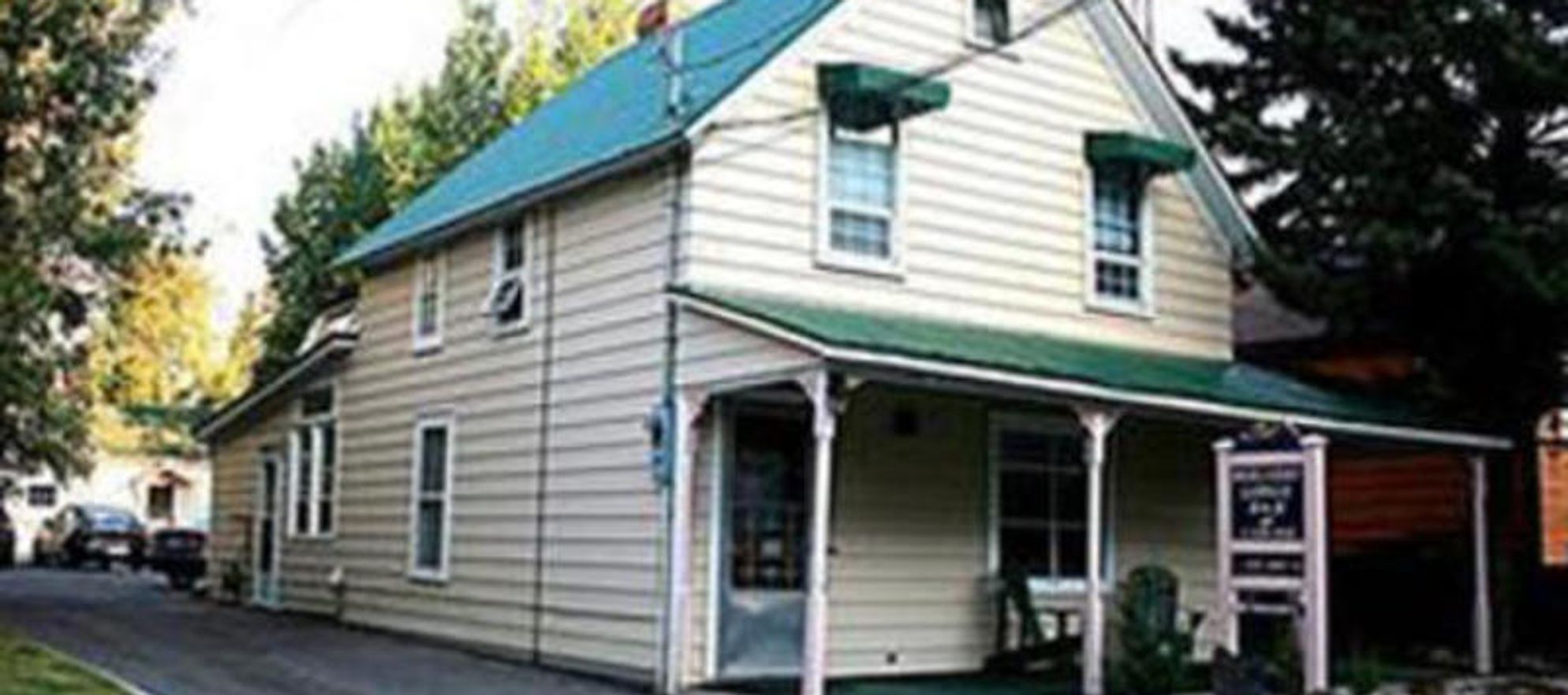 Holiday Lodge B & B & Cabins