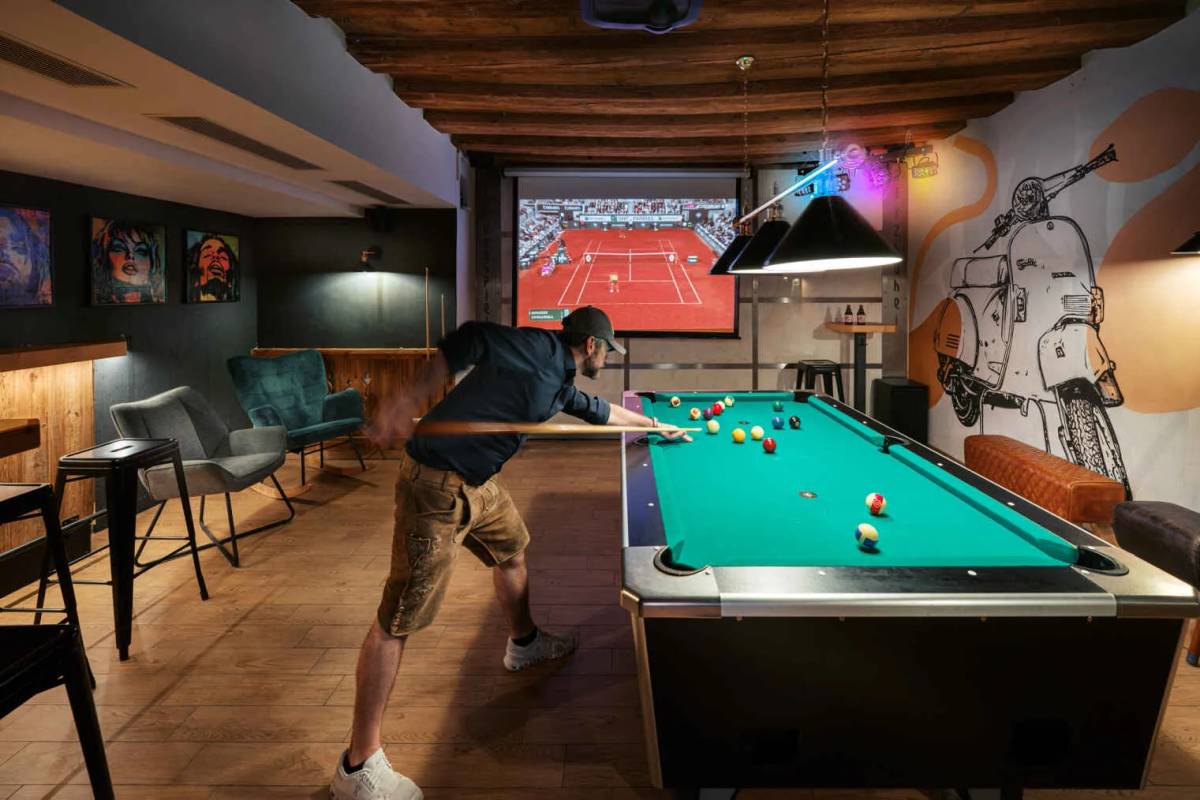 Billard und Loungebereich im Das Glockenspiel Kitzbühel