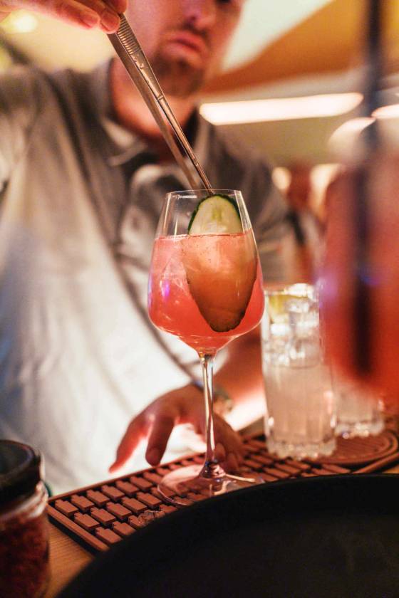 Gäste mit Drinks an der Bar im Das Glockenspiel Kitzbühel